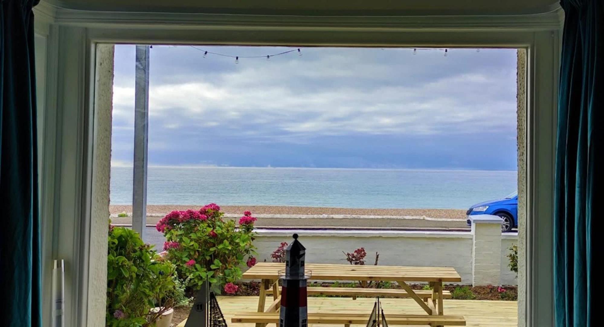 Absolute Beachfront With Decked Garden Oasis And Views Богнор-Риджис Екстер'єр фото