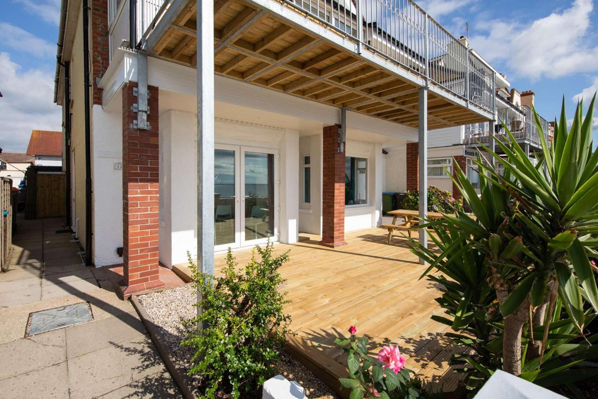 Absolute Beachfront With Decked Garden Oasis And Views Богнор-Риджис Екстер'єр фото